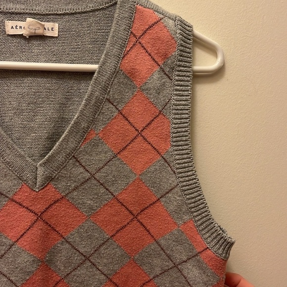 Aeropostale Gray and Pink Argyle Knit V neck cropped sweater vest size Medium - Picture 3 of 7